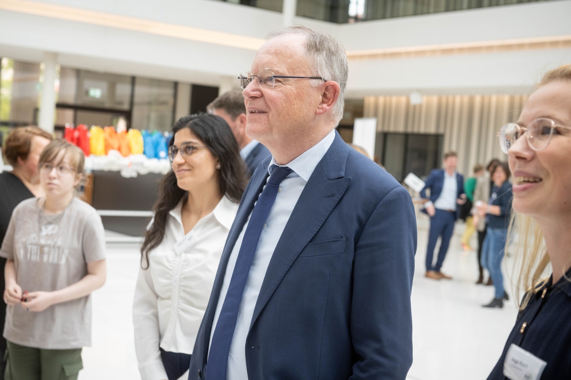 Die Katholische Jugendsozialarbeit Nord gGmbH feiert ihr 20-jähriges Bestehen mit Jugendlichen im Niedersächsischen Landtag